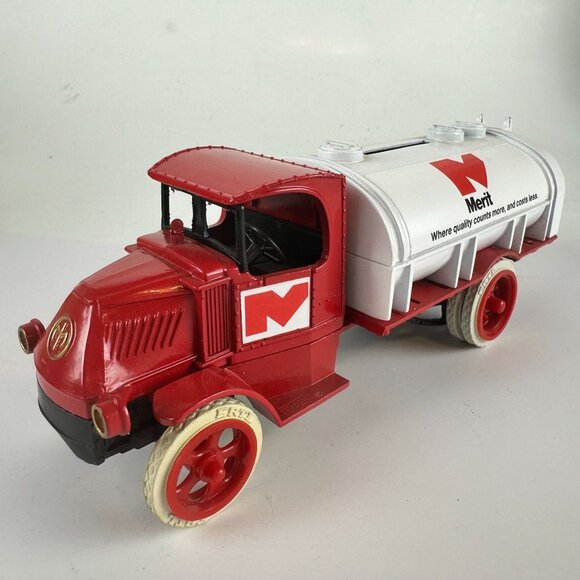 Vintage ERTL 1926 Bull Dog Merit Tanker Truck Bank Die-Cast Model - Picture 2 of 7